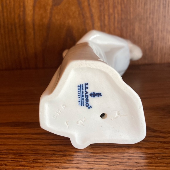 Lladro     No 4869    Boy Kissing  Includes box - Picture 7 of 7